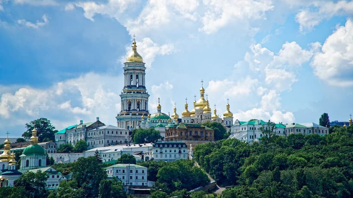 Rússia ataca depósito de munições em Kyiv e causa explosão