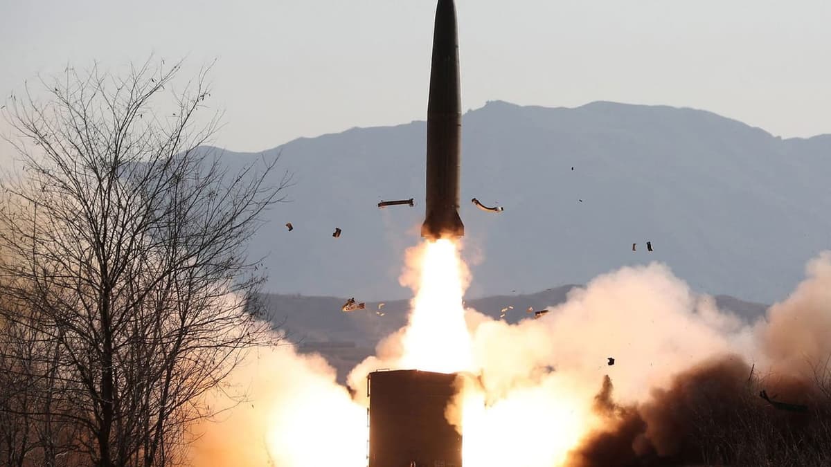 Foto da matéria: Coreia do Norte lança míssil balístico em direção ao mar