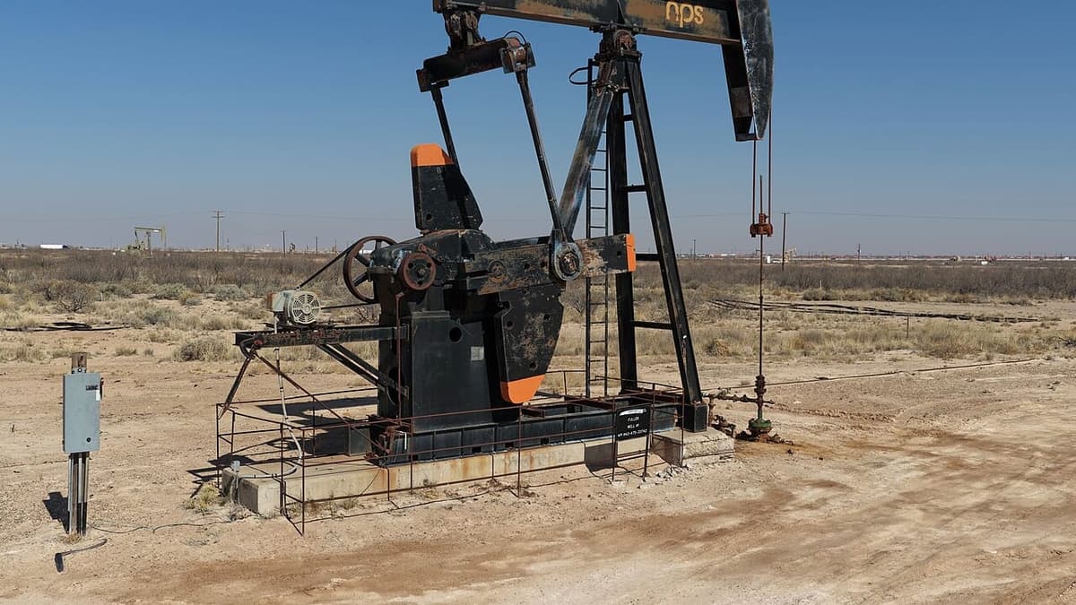 Petróleo bruto sobe de US$ 57,3 para US$ 84,8 desde janeiro de 2025