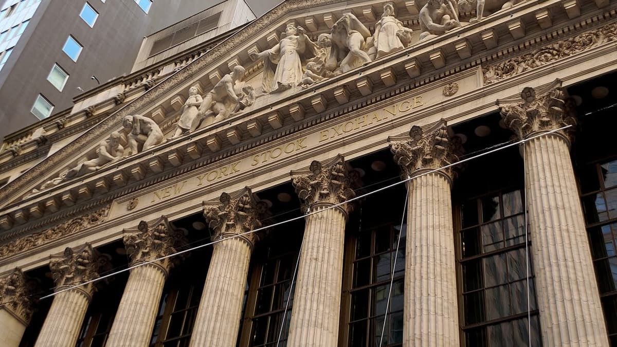 Foto da matéria: BTIG alerta para queda de 7% no S&P 500 em ano de meio de mandato