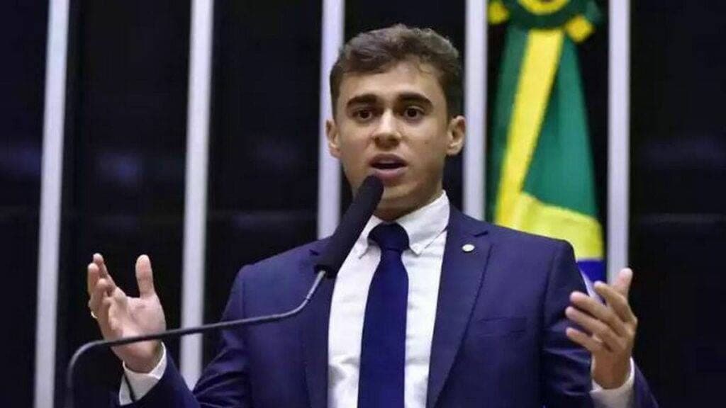 Nikolas Ferreira faz campanha cercado por multidão em MG
