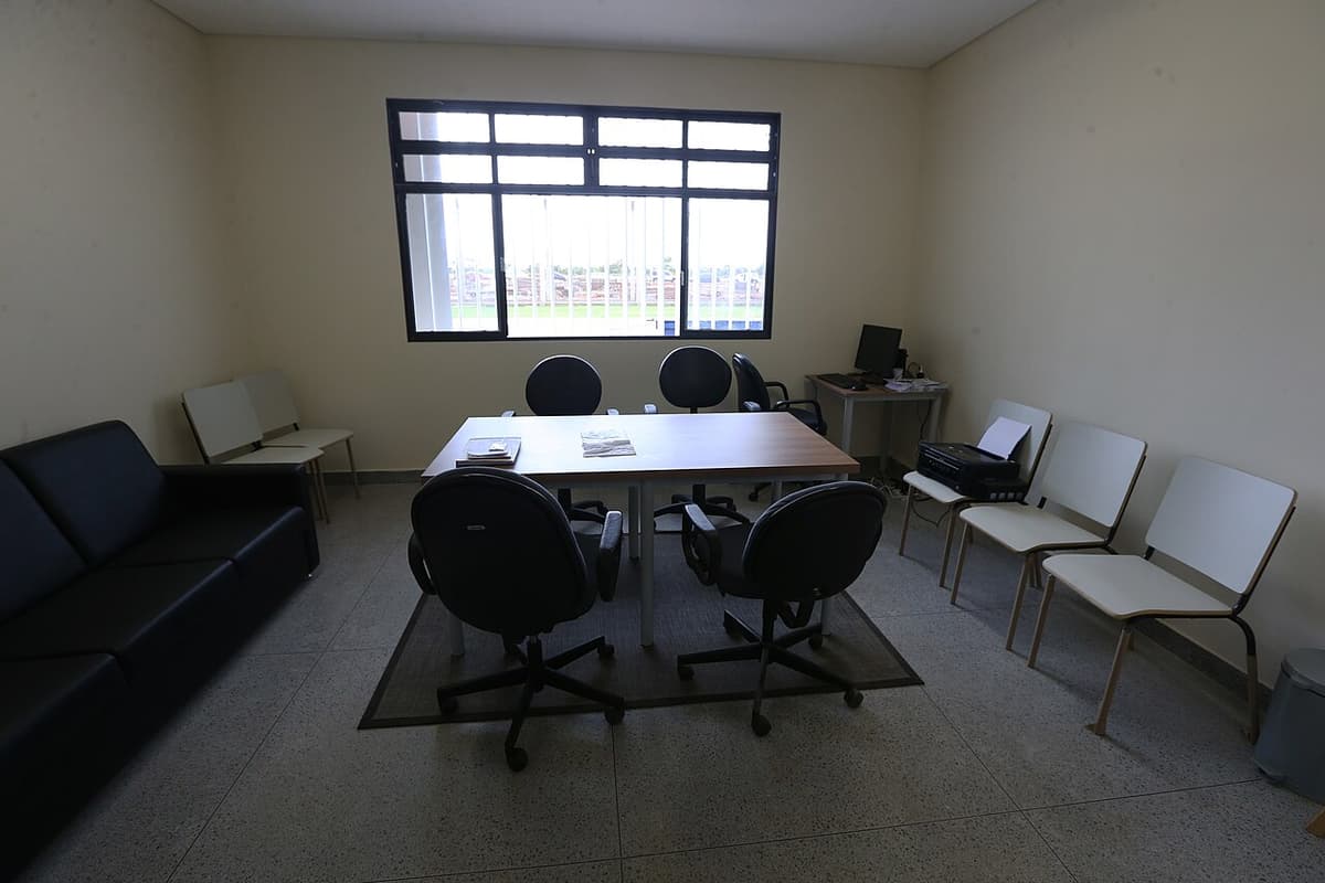 Foto da matéria: Daniel Vorcaro passa a primeira noite na Penitenciária Federal de Brasília, onde ficará em isolamento por 20 dias.