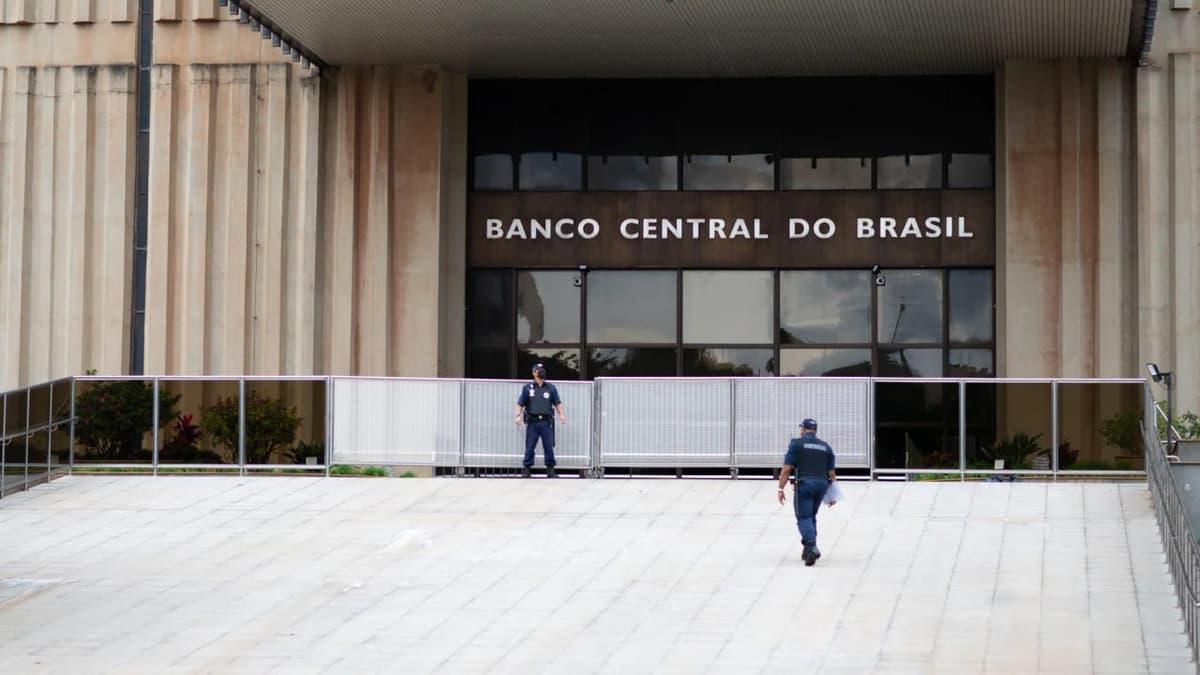 Banco Central anuncia leilão de US$ 1 bi e até 20 mil swaps