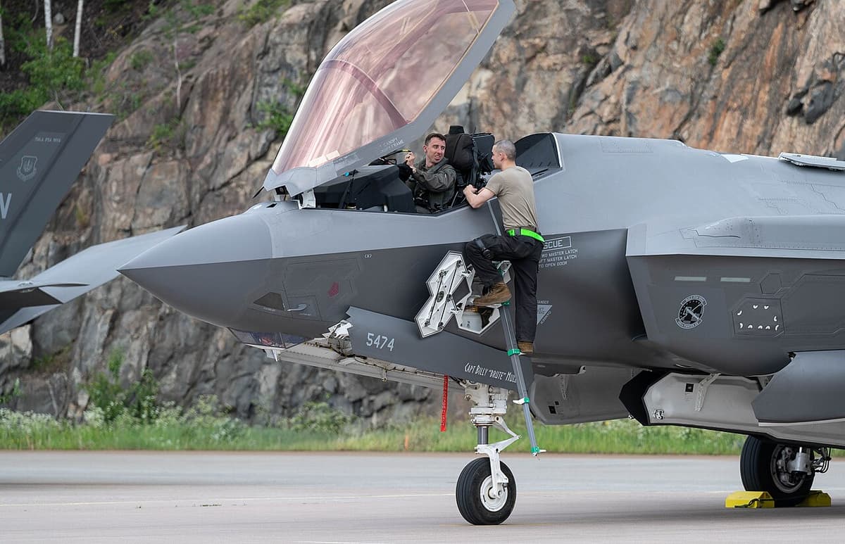 Foto da matéria: Caça F-35 dos EUA é reabastecido em voo no Oriente Médio