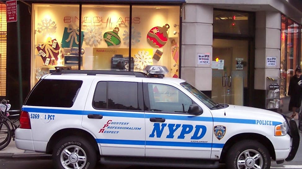 Polícia de NY investiga vídeo de três pessoas saindo de bueiro