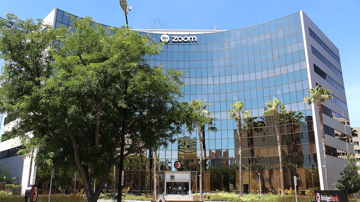 Zoom supera estimativas no 2º trimestre e eleva projeção a 2027