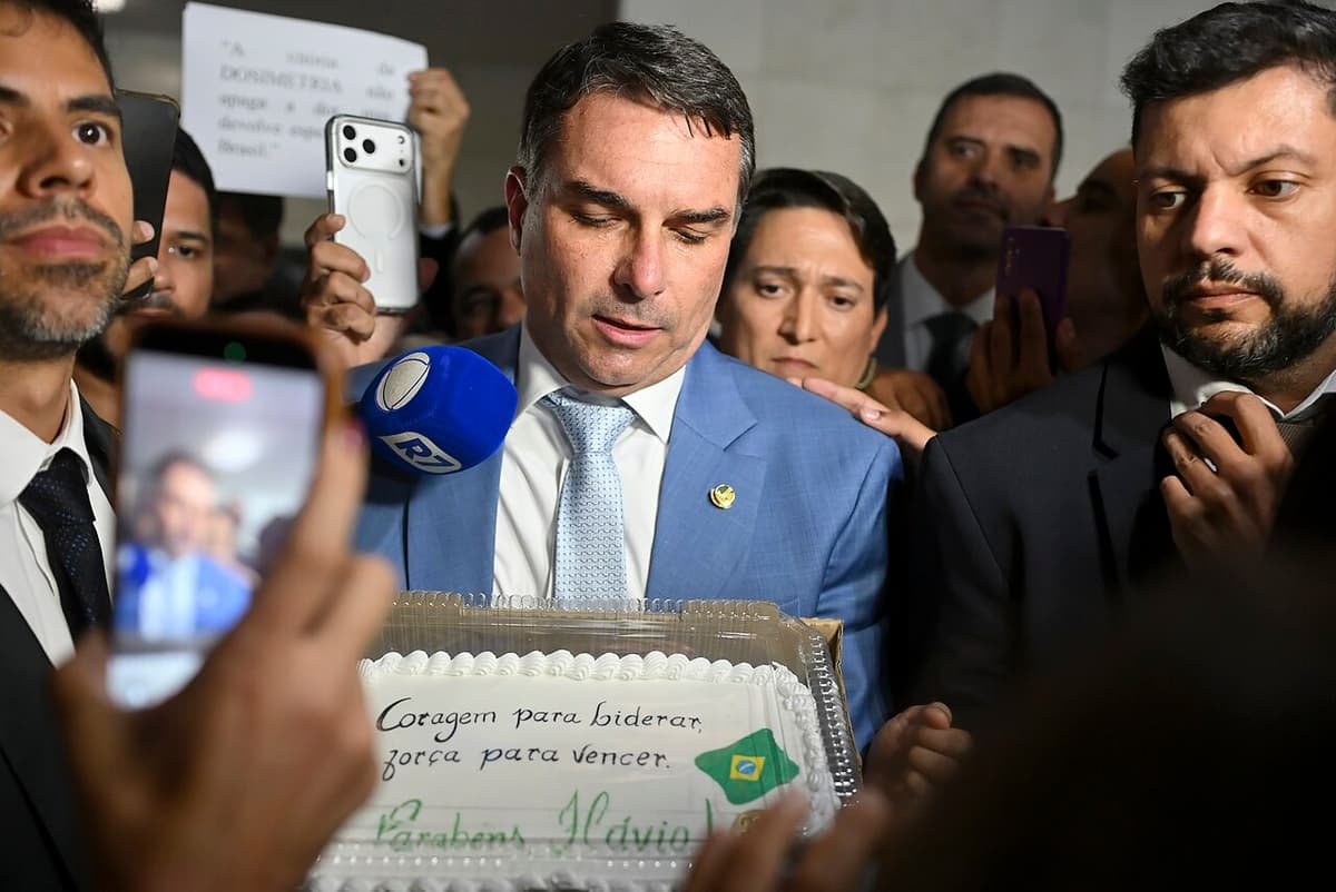 Foto da matéria: Flávio Bolsonaro inicia campanha presidencial em ato no Rio