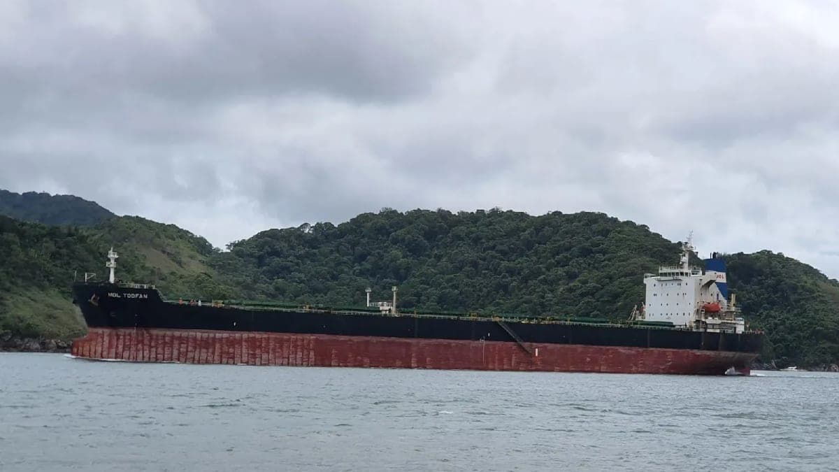 Foto da matéria: Graneleiro e atingido no Estreito de Ormuz e deixa uma vitima