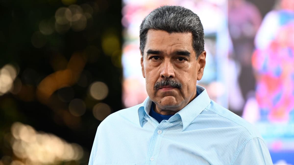Maduro faz sinal de paz em fotos de prisão nos EUA