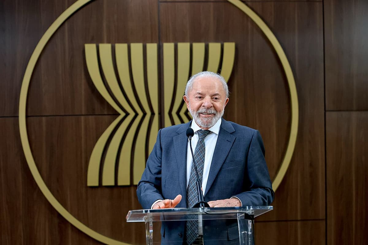 Foto da matéria: Lula vai de helicóptero a ato de campanha em São Bernardo