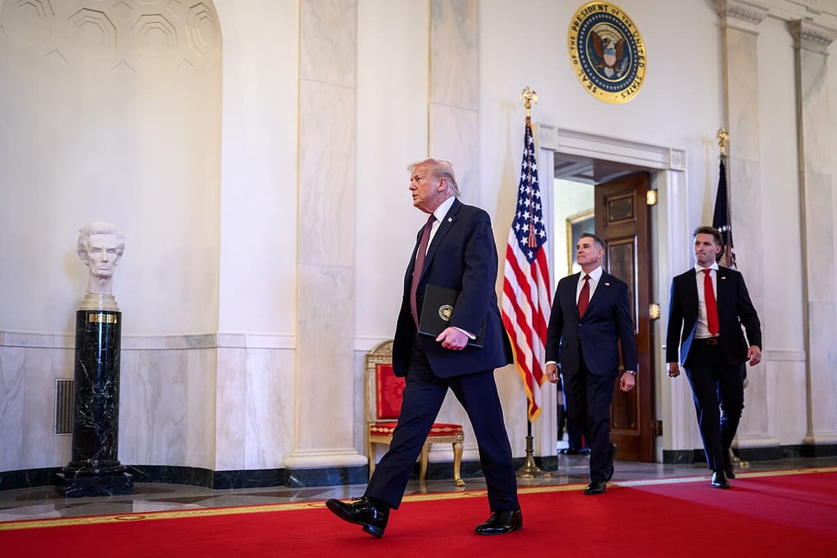 Foto da matéria: Trump recebe salva-vidas herói e tem reunião de políticas