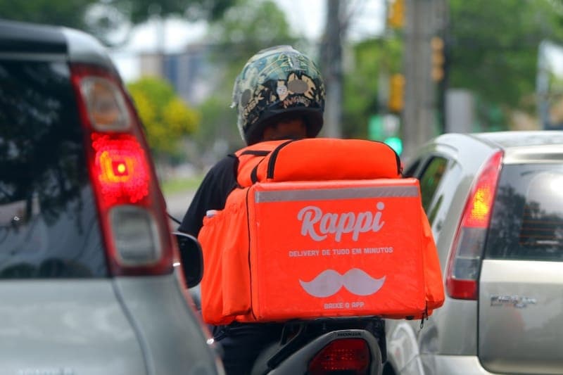 Foto da matéria: Amazon inicia entregas em 15 minutos no Brasil via parceria com a Rappi.
