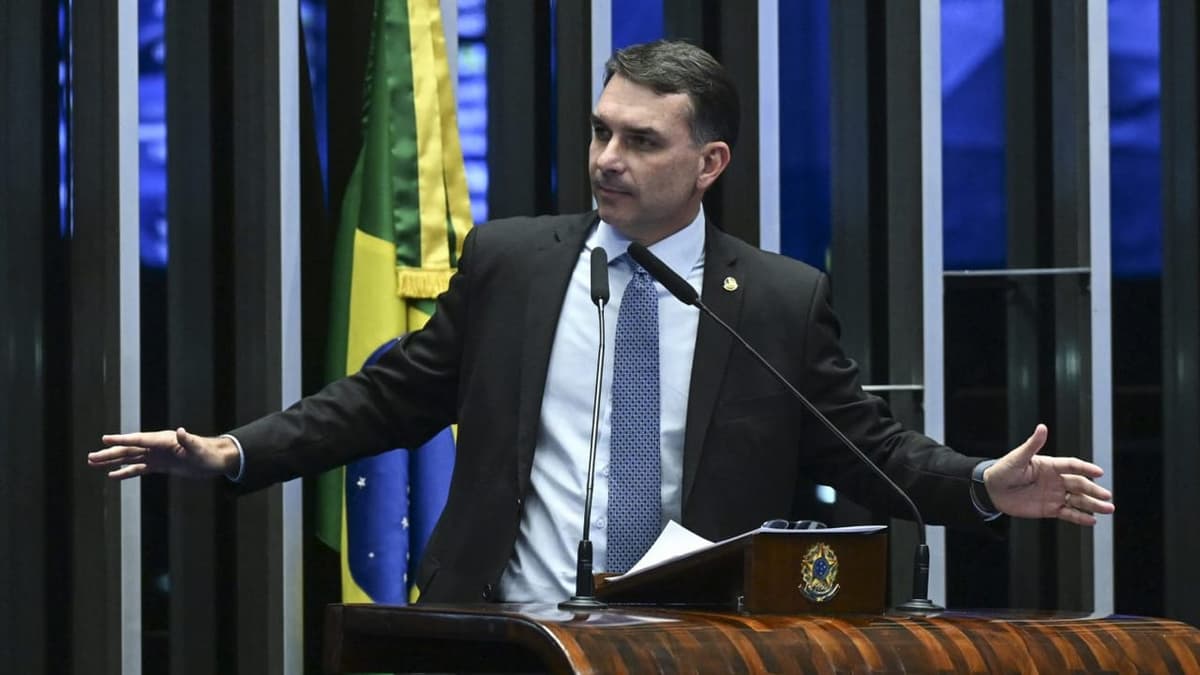 Flávio Bolsonaro condiciona debates à presença de Lula