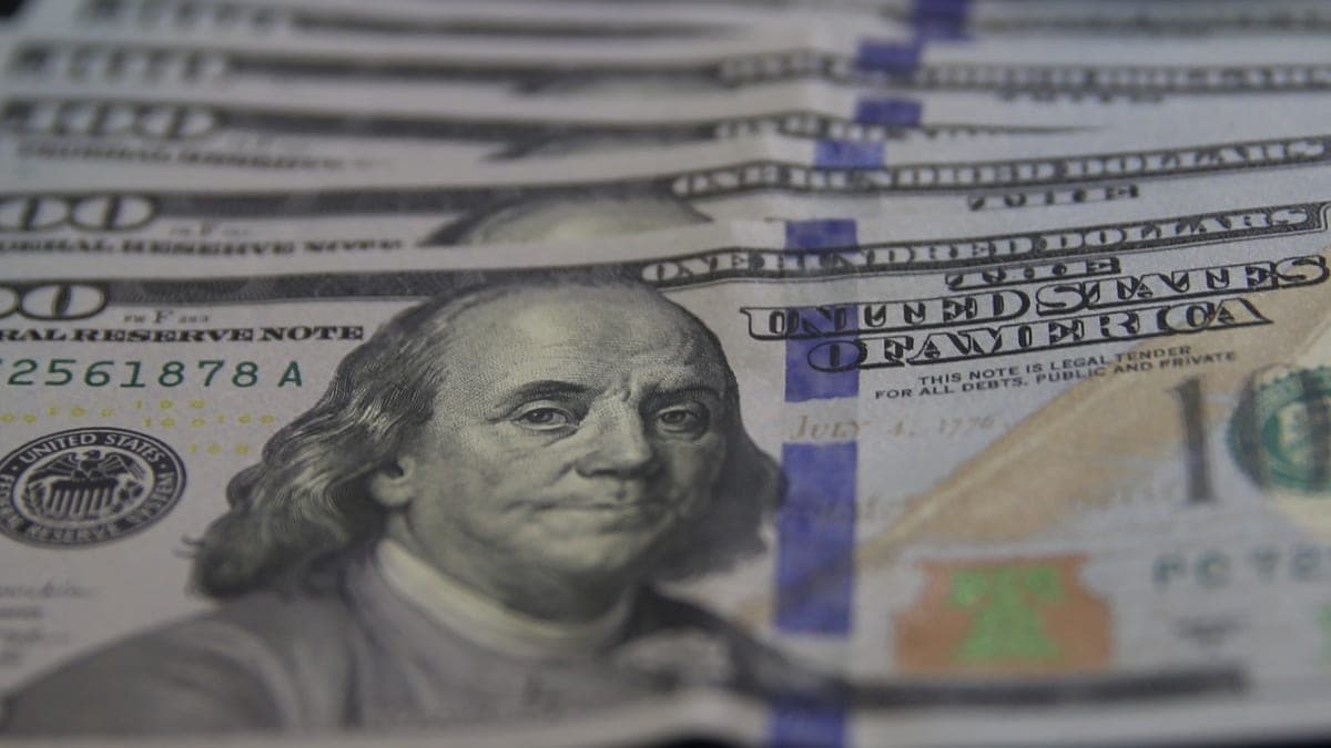 Foto da matéria: Dólar cai a mínima de 10 semanas com recompra do Tesouro