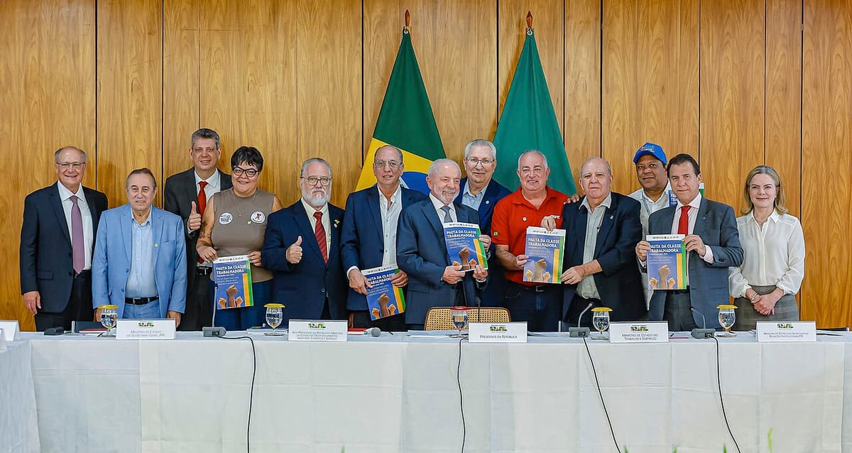 Foto da matéria: Lula vai de helicóptero ao lançamento de campanha em SP