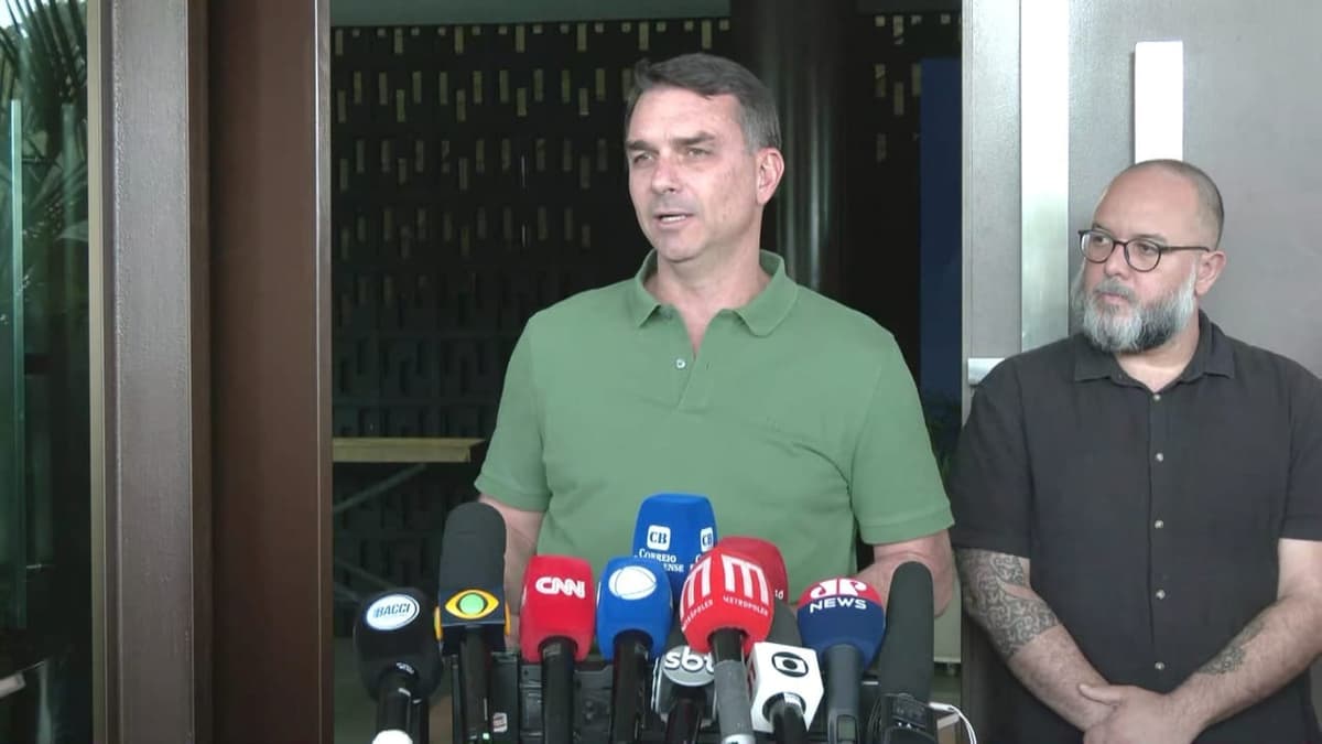 Flavio Bolsonaro declara Roscoe candidato do PL ao governo de Minas