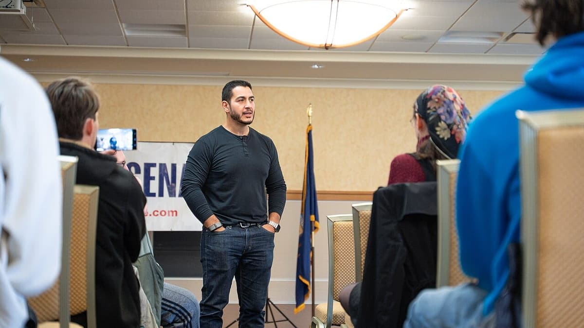 Mãe de candidato ao Senado por Michigan trabalhou em grupo terrorista