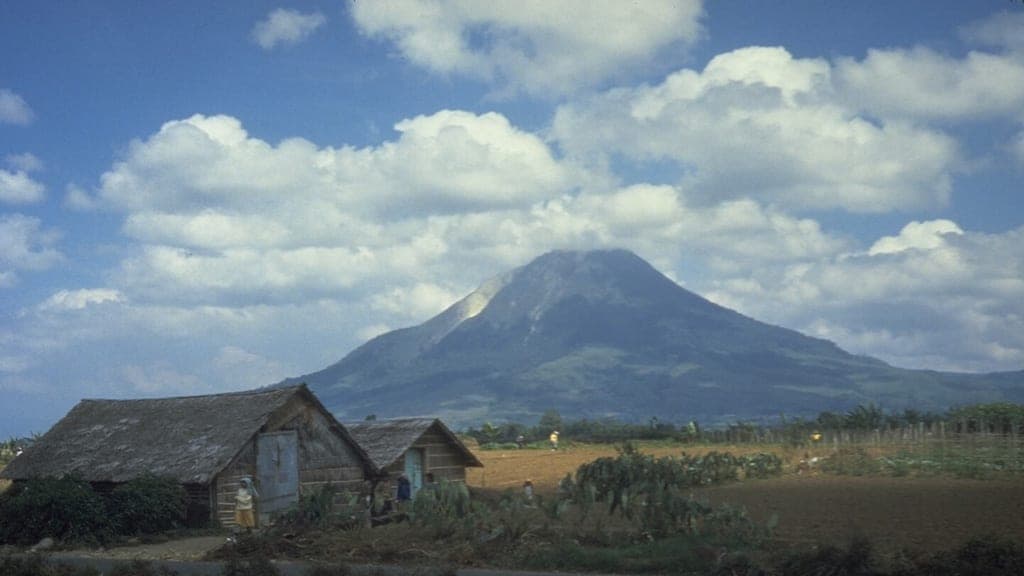 Sinabung entra em erupção e lança cinzas a 3.500 metros