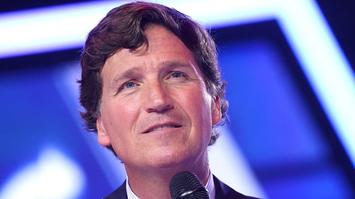 Foto da matéria: Tucker Carlson nega origem humana das armas nucleares em vídeo