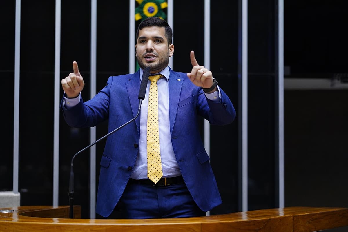 Foto da matéria: O deputado André Fernandes critica o prefeito de Fortaleza e instala placas de "procura-se" em locais abandonados pelo petista. "O PT vai voltar para fazer as mesmas promessas (…) por favor, não acredite (…) A gente merece muito mais do que isso."