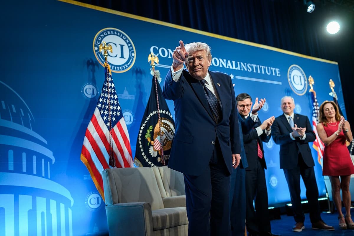 Foto da matéria: Trump diz que Irã não pode ter arma nuclear de nenhuma forma