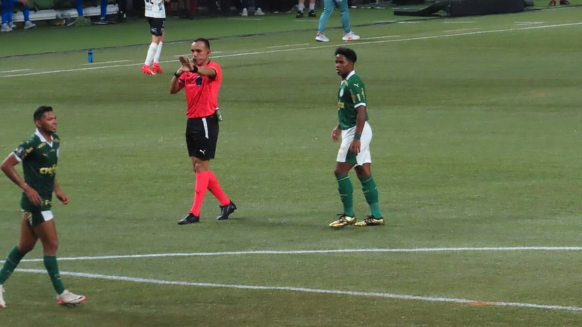 Liverpool estuda oferta de 65 milhões de euros por Endrick